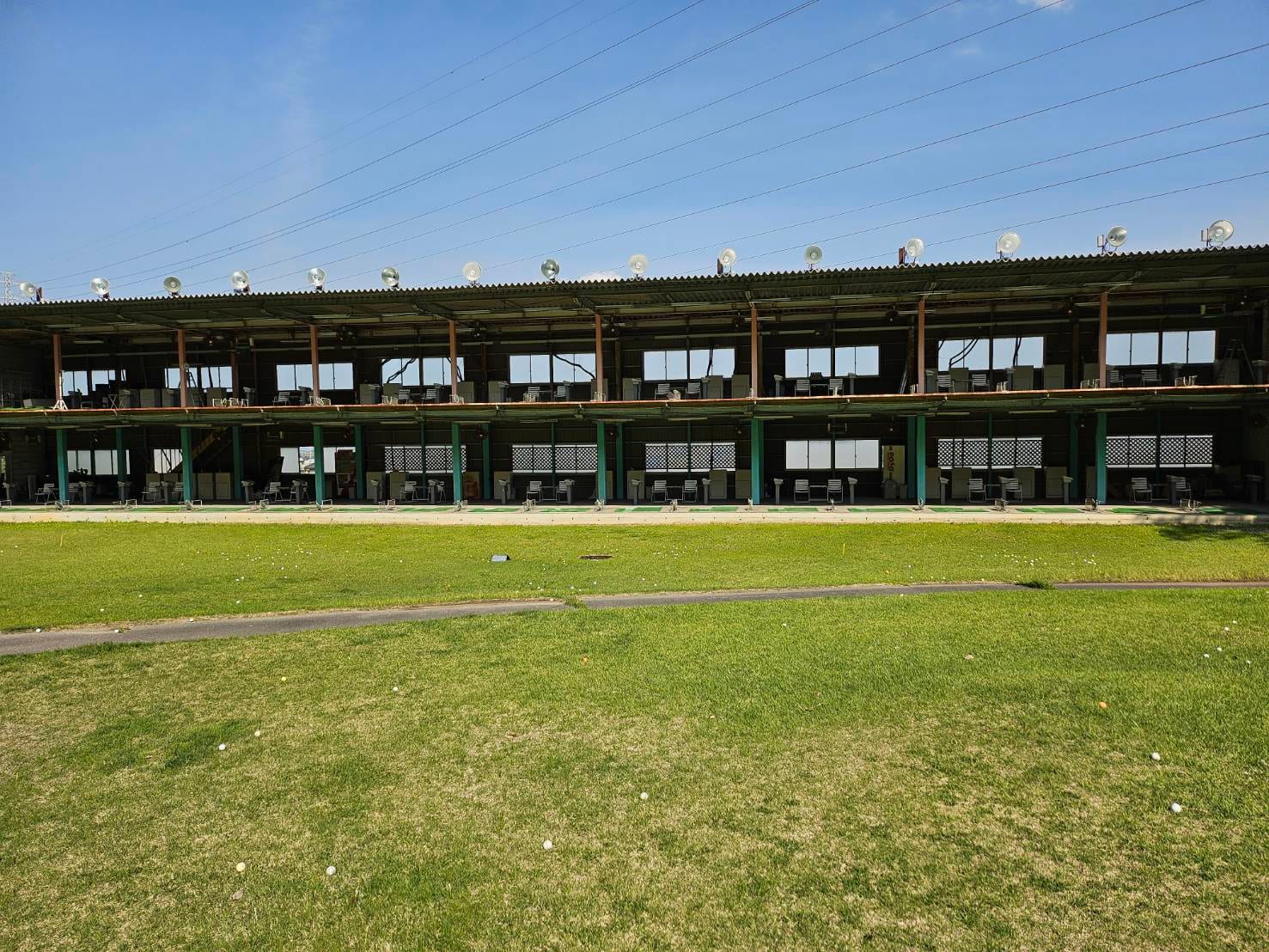 高崎の2階建てゴルフ練習場「山名ゴルフクラブ」38打席の打席棟をフェアウェイから望む